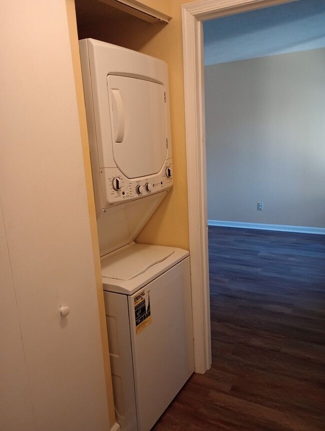 Building Photo - 2 Bed 1 Bath Apartment