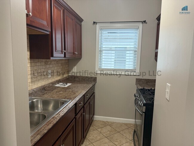 Primary Photo - 1232 N Main St