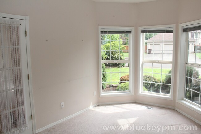 Building Photo - REDUCED $200!!   3-4 Bed, 3 Bath Camas Hom...