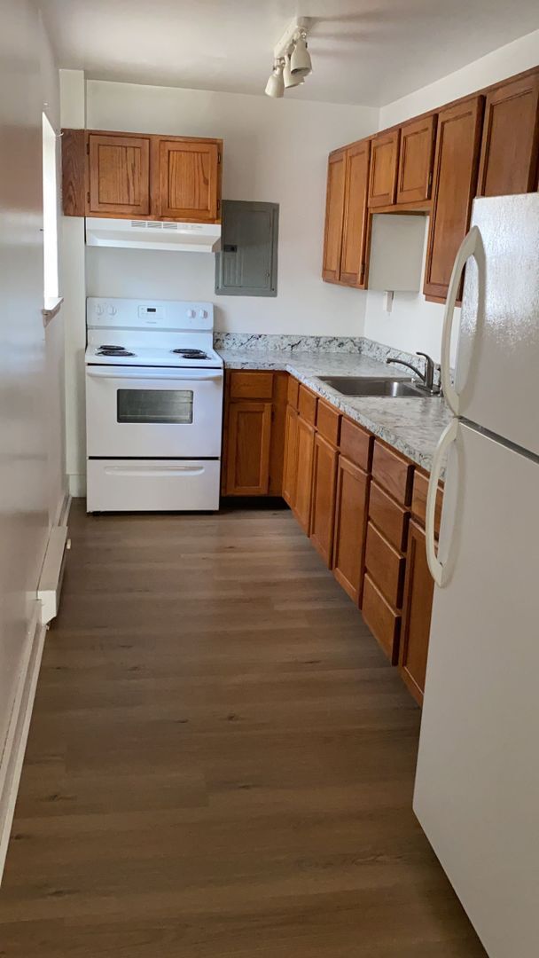 Building Photo - Three Bedroom and One bathroom apartment