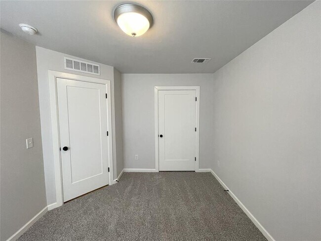 Building Photo - 413 Irish Ln