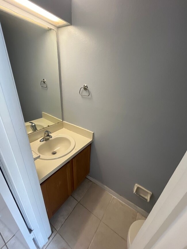 Building Photo - For Rent-2-bedroom, 2.5-bathroom located in the vibrant community of Tampa