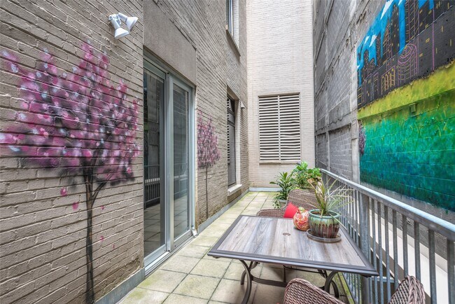 Building Photo - 914 Main St