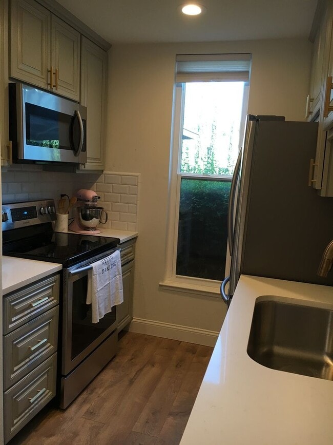 Building Photo - BACK ON MARKET!! Spacious Townhome in Grea...