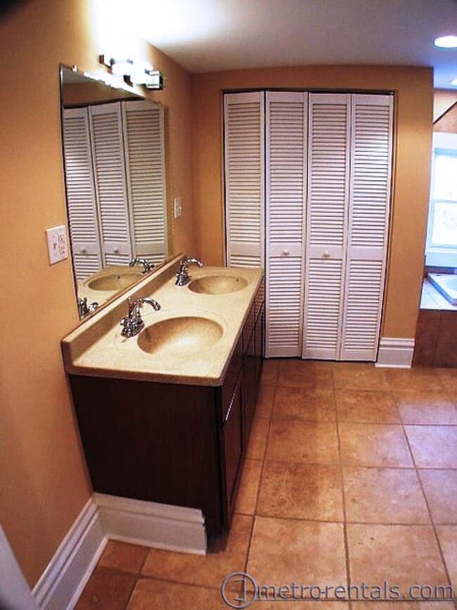 Building Photo - 264 E Kossuth St