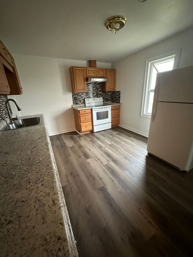 Building Photo - 805 S 5th Ave