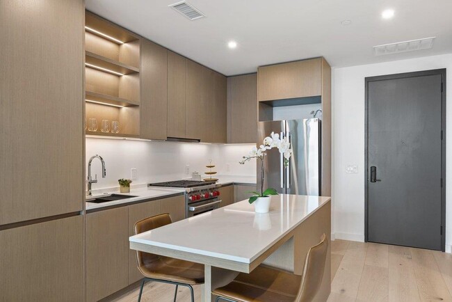 Building Photo - 610 Davis St