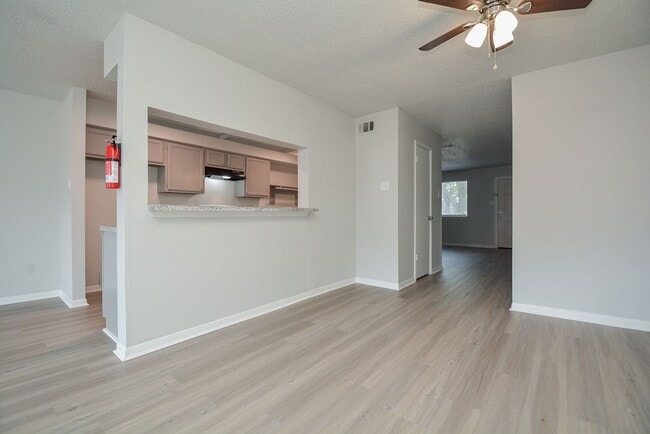 Building Photo - Perfect Townhouse ready for you!