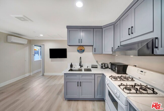 Building Photo - 5843 Vanalden Ave