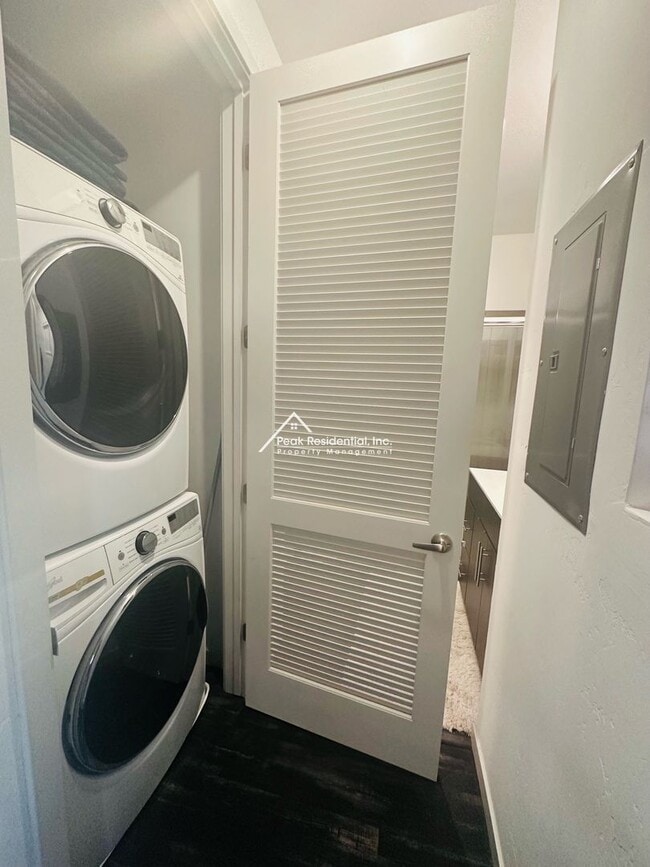 Building Photo - Beautifully Updated 1bd/1ba Land Park Area Condo with 1 Car Garage!