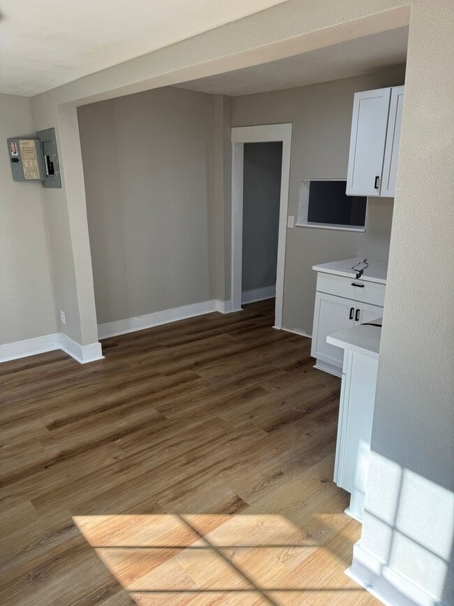 Building Photo - Recently Remodeled 3 Bedroom Home