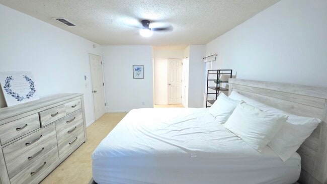 Master bedroom - 101 Bent Tree Dr