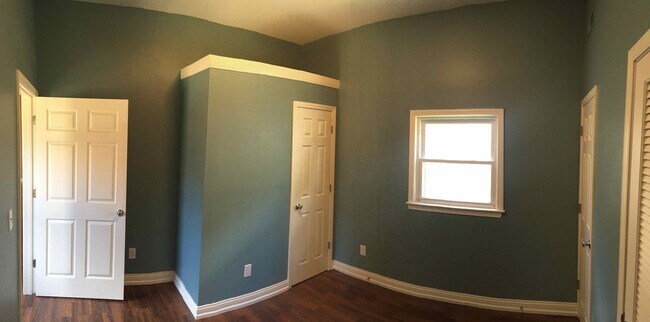 Building Photo - Renovated Germantown House in Great Location