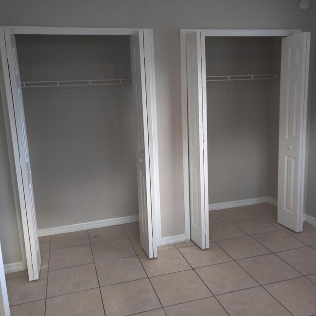 Building Photo - 722 W Columbia Ave