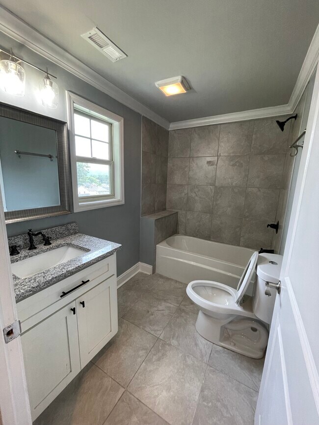 Building Photo - 1515 Chamberlain Ave