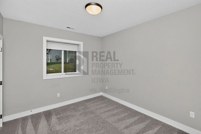 Building Photo - 5638 Fernwood Dr