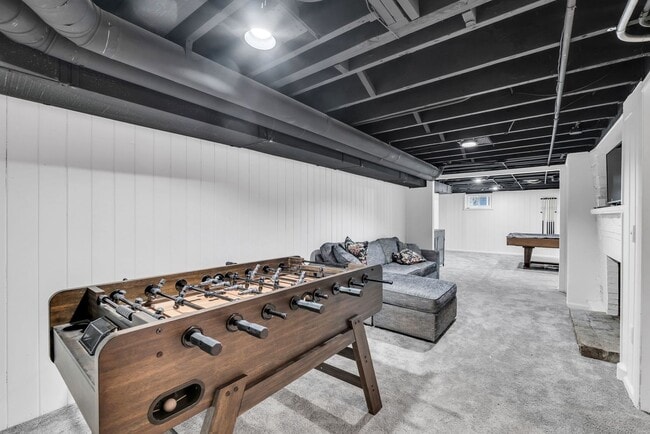 Building Photo - 15160 W Oak Spring Rd