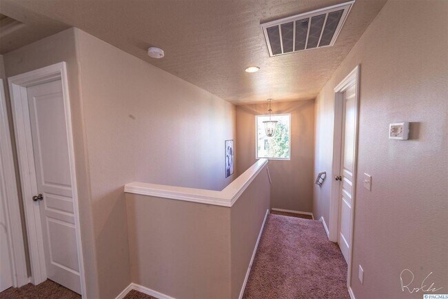Building Photo - Great Kennewick Location