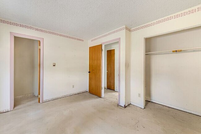 Building Photo - Home with Mountain Views!