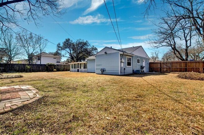 Building Photo - 1316 Zora St