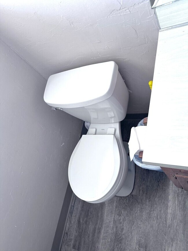 Building Photo - 3-bed 1-bath 1-car Single Family near