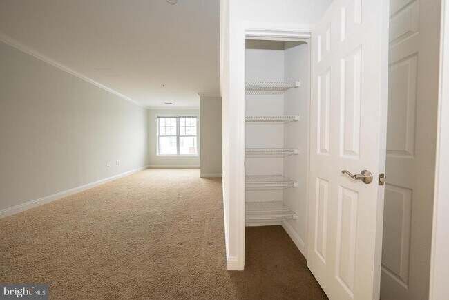 Building Photo - 300 W Elm St