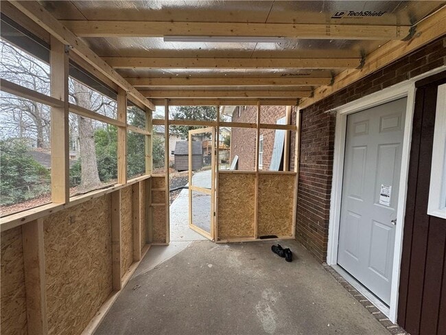 Building Photo - 5971 Robin Hood Ln