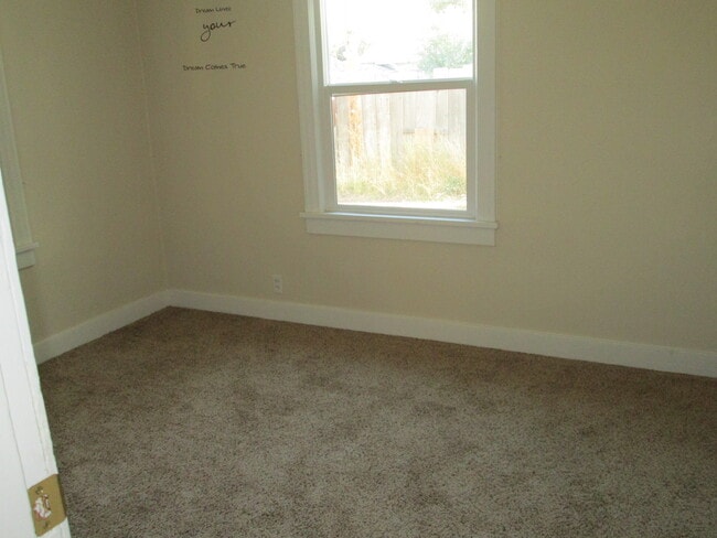Building Photo - 715 Owens St