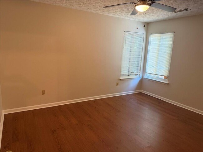 Building Photo - 1819 Cres Hill Dr NW