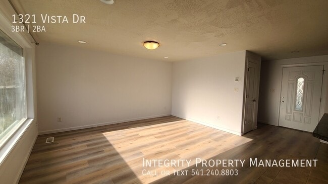 Building Photo - 1321 Vista Dr