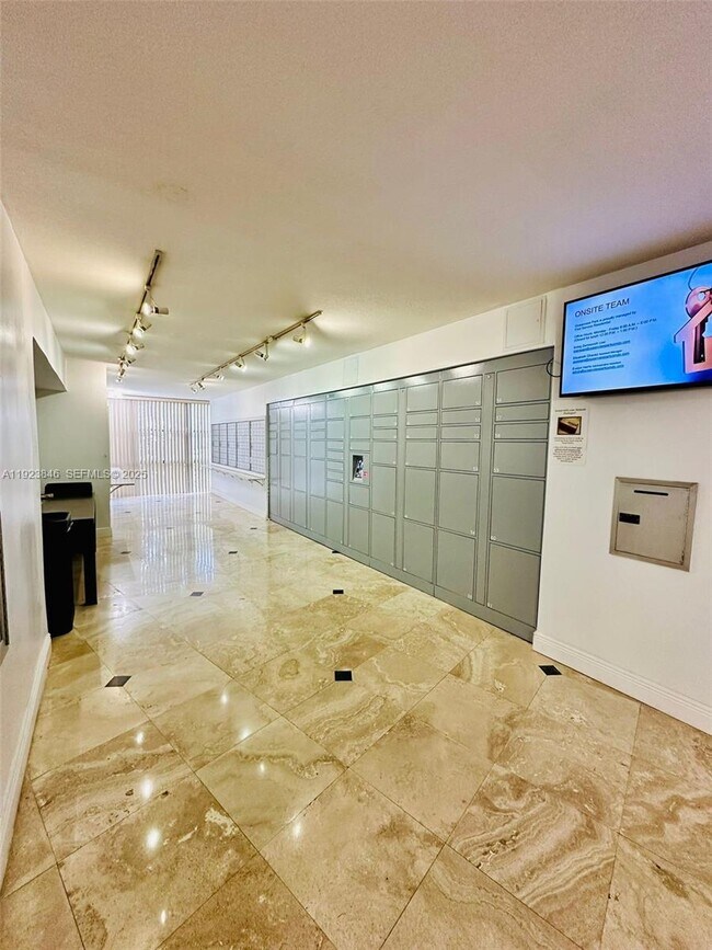 Building Photo - 800 Parkview Dr