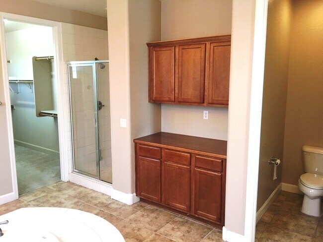 Building Photo - 300 W Wisteria Pl
