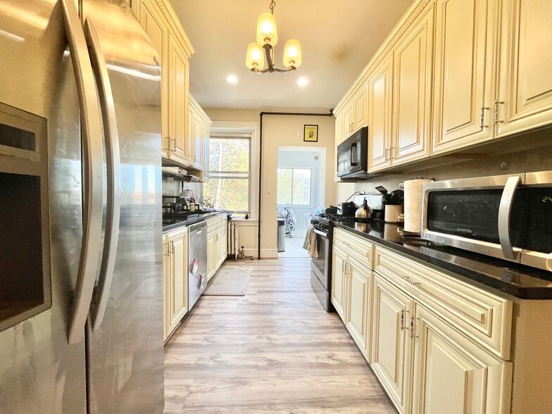 Building Photo - 11 Babcock St