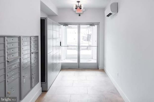 Building Photo - Spacious & Bright Furnished 2br/2ba in Pet...
