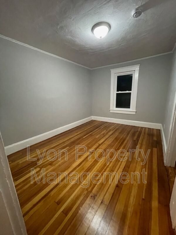 Building Photo - 42 Parker St