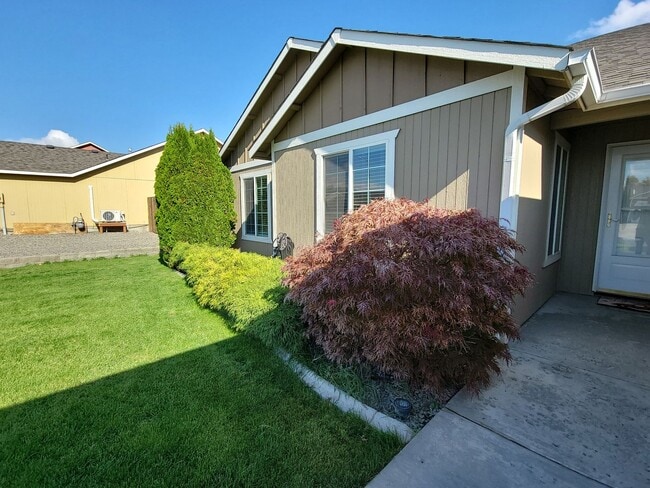 Building Photo - Spacious Rambler in West Richland