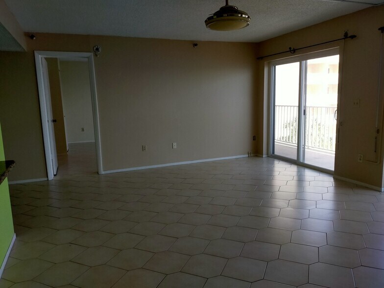 Split floor plan, BR"s right and left of LR - 7432 Sunshine Skyway Ln S
