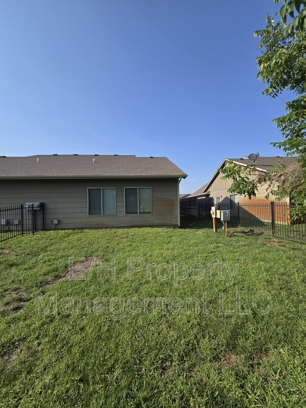 Building Photo - 3321 E Aster St