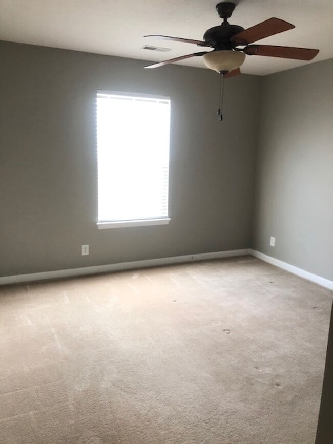 Building Photo - STONES CROSSING...3 Bed 2 Bath