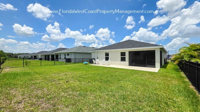 Building Photo - EXCEPTIONAL 3 BEDROOM/2 BATH HOME PLUS LARGE FENCED YARD! LONG TERM LEASE- UNFURNISHED!