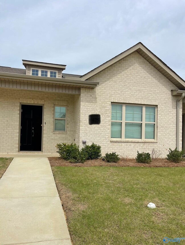 Building Photo - 425 Ronnie Drive SE