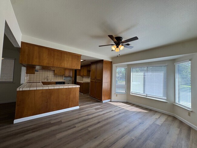 Building Photo - 657 W Escalon Ave