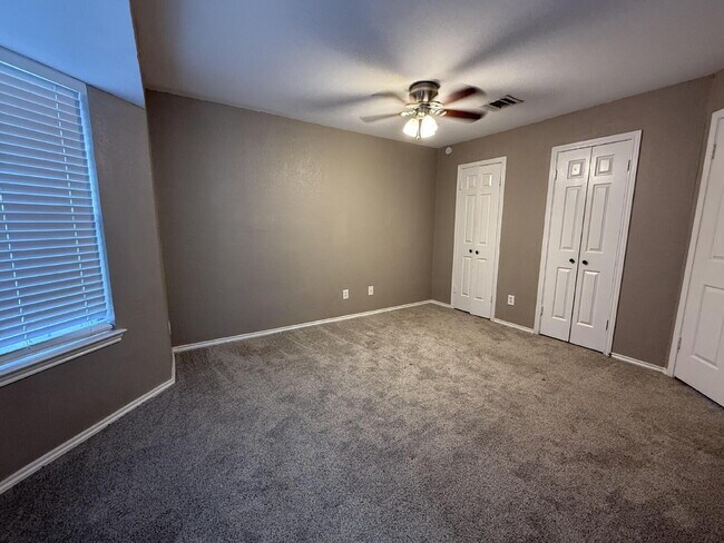 Building Photo - Spacious 2 Bed, 2.5 Bath Condo on Speight Ave with Private Porch & Community Pool
