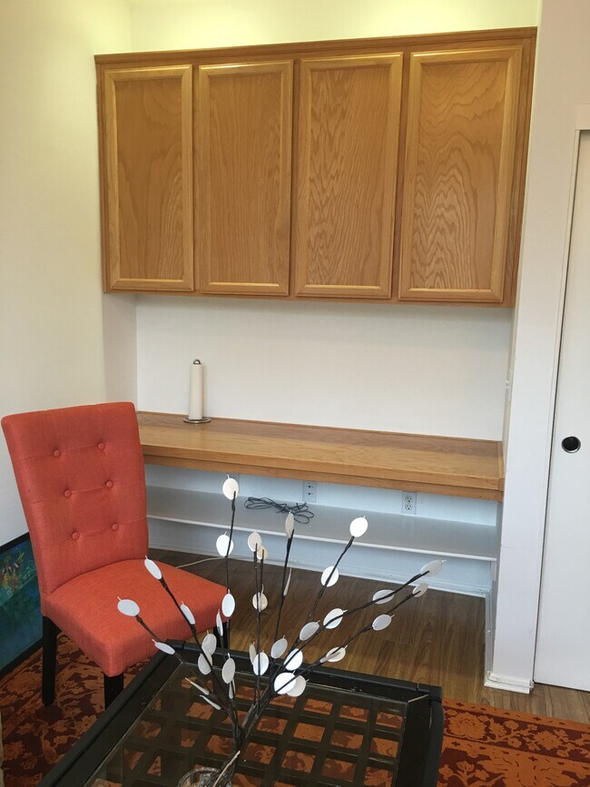 Second bedroom/den with office space and storage - 5325 Newcastle Ave