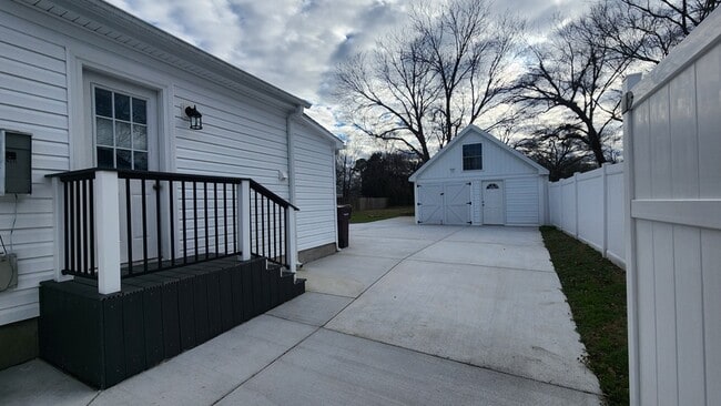 Building Photo - 809 Providence Rd