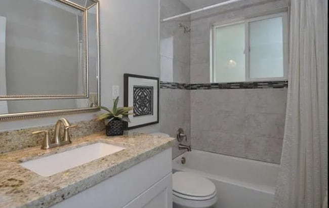 Building Photo - 4 Bedroom/ 2 Bathroom house in Midvale