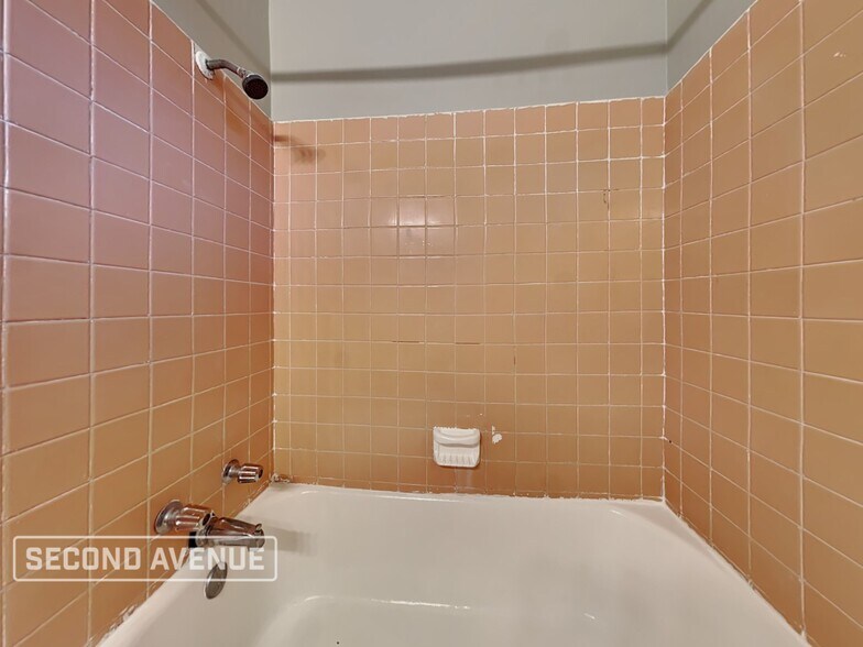 Building Photo - 3815 Rendale Dr N