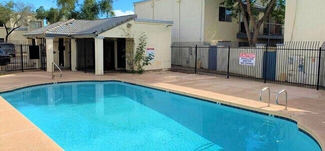 Building Photo - 2 bed 2 bath condo with balcony