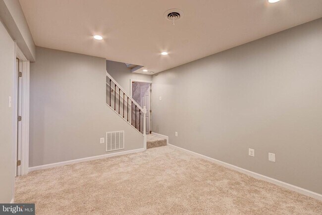 Building Photo - 7925 Carriage Dr