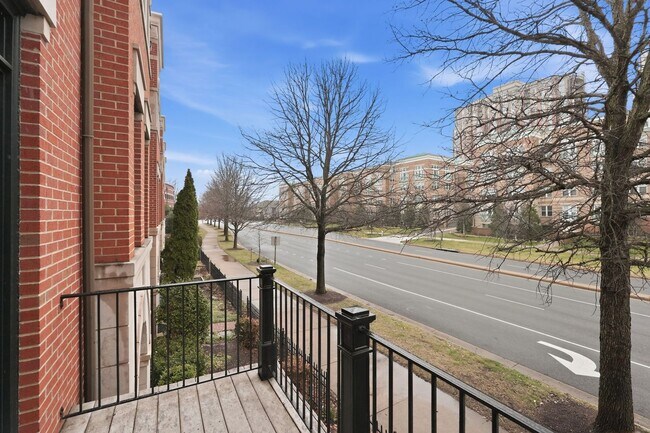 Building Photo - This exceptional West Market location is just steps from Reston Town Center, offering convenient ...